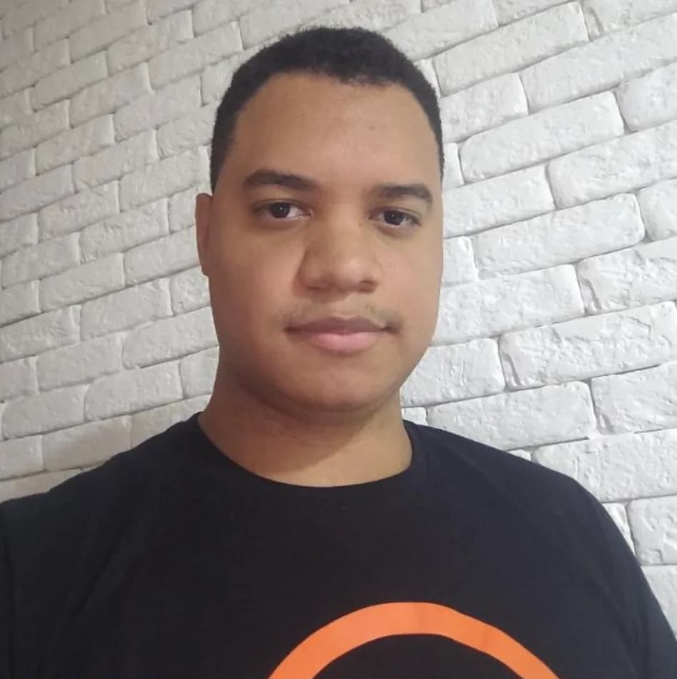 Cristian, profissional responsável pelo adestramento na Golden Pets
